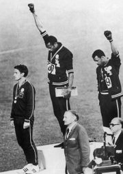 1968-ath-3-image-texte-vertical-mexico-tommie-smith-john-carlos